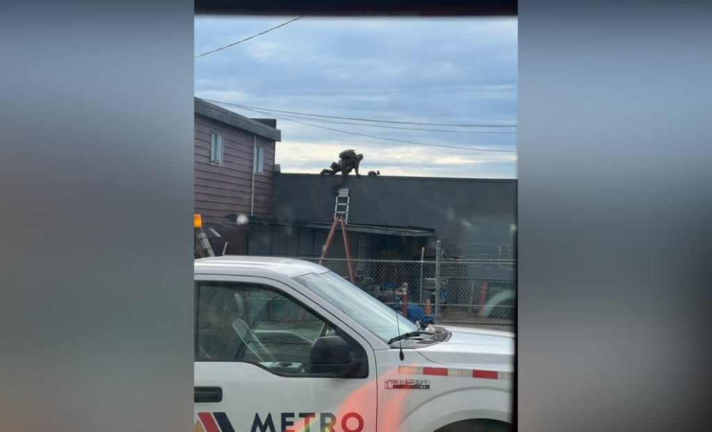 現場所見,一名全副武裝的應急響應小組成員爬上了一處屋頂。CityNews