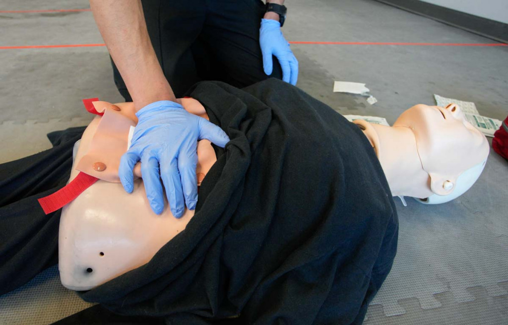 然後用力按壓著傷口。