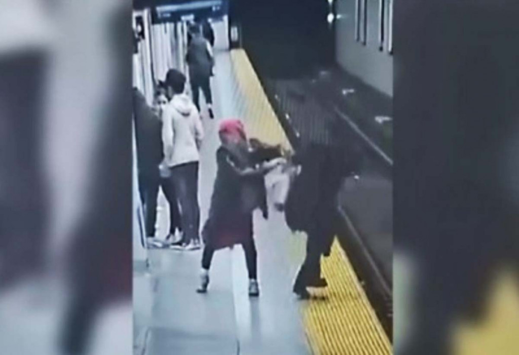 黃sir建議，市民在等車時可盡量靠牆站立，確保背後沒有人接近，同時方便留意左兩邊情況。