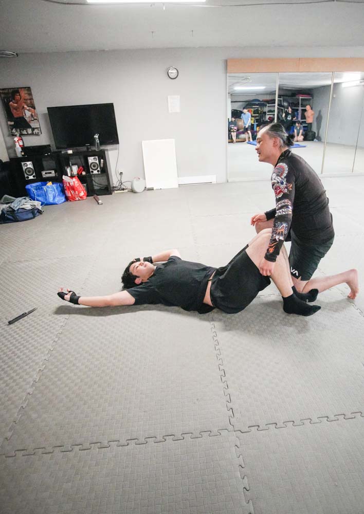 因失去平衡下,對方便會被摔倒在地上。