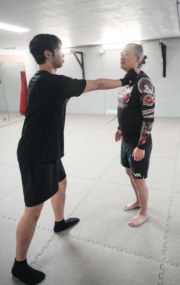 當對方用手叉著頸部時;