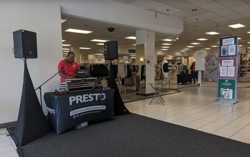 在店內有DJ在現場播放音樂。