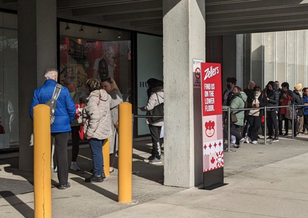 素里分店在開門前，已有數十名市民在掛隊等候。