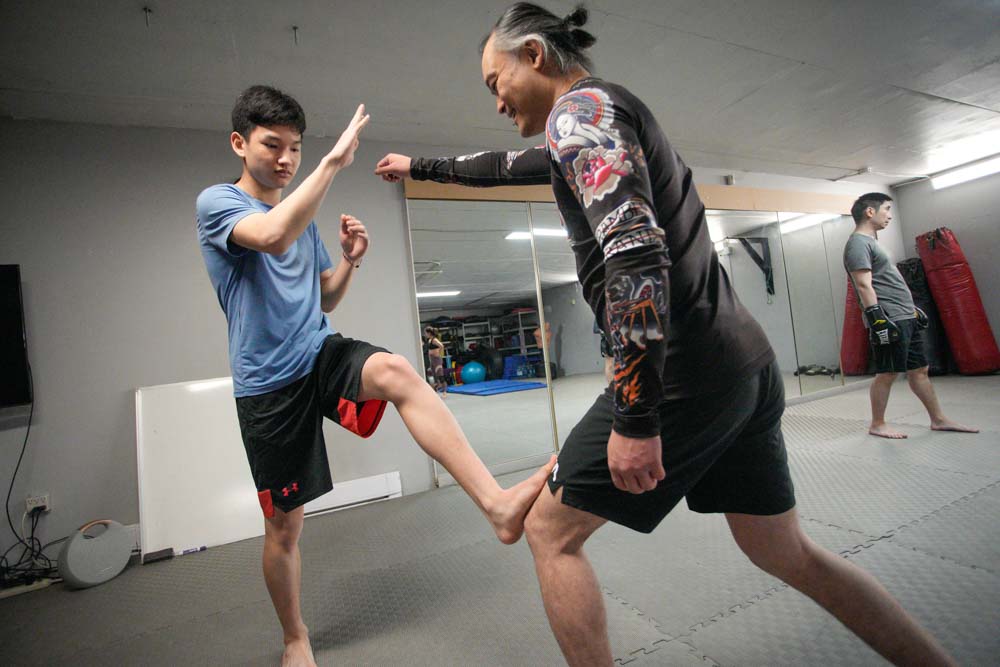 Alvin示範如何運用泰拳的腳法「前撐」擊退施襲者。夏鎮權攝