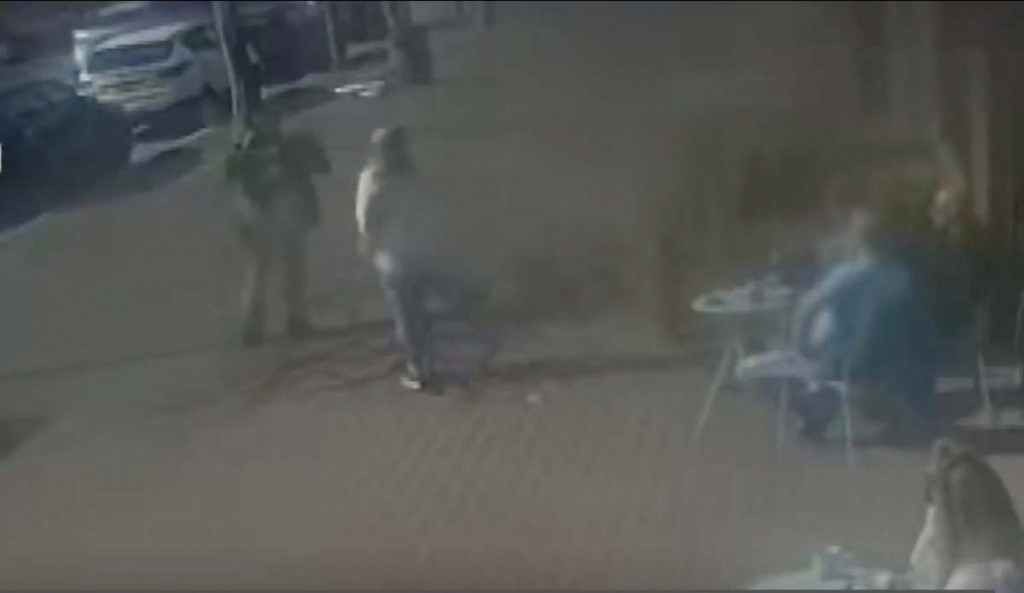 從閉路電視畫面顯示,史黛克(白衣)正走近一名男子。(資料圖片)