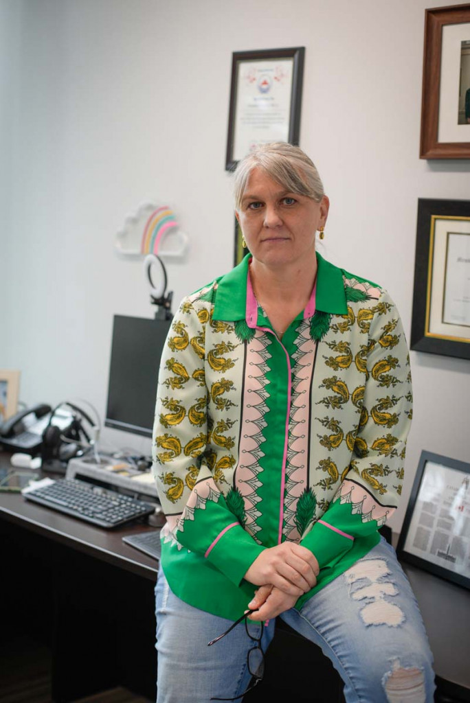 卑詩省自由黨省議員史黛克(Elenore Sturko)曾是加拿大皇家騎警。夏鎮權攝