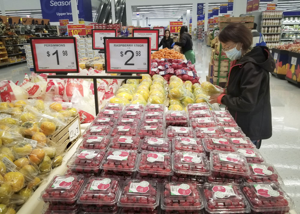 有超市不定期 推快閃優惠， 民眾把握機會 搶平貨。