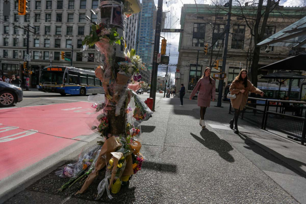 市民將鮮花放在星巴克外的樹上悼念死者。夏鎮權攝