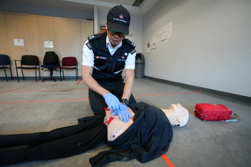 Chris示範以手掌用力按壓著傷口，制止傷者大量出血。