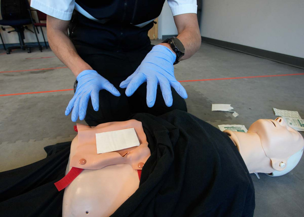 先把不黏貼敷料放在傷口上，然後用力按壓著傷口。