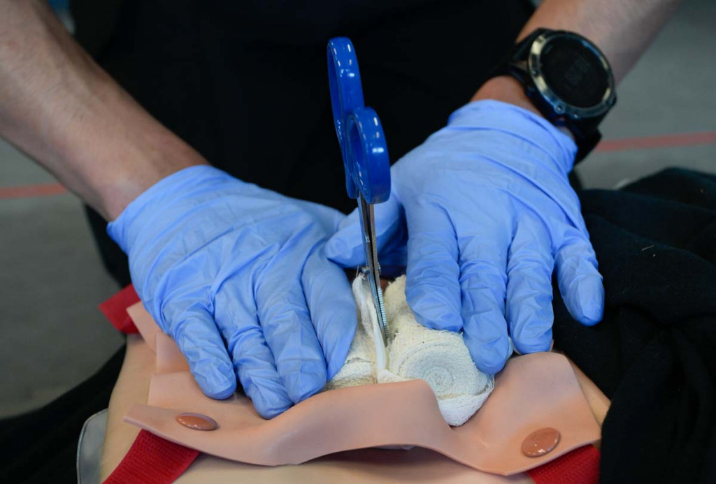 如傷者的身體上仍插著利器，切勿將它拔出，並用雙手在利器的兩邊向內按壓。