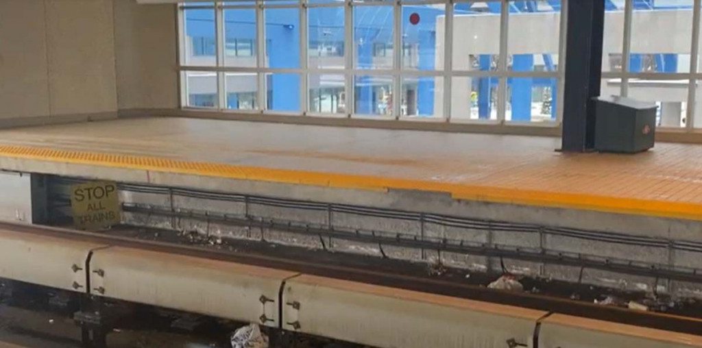 每個T T C地鐵月台下都設計了一個空位讓人暫避。