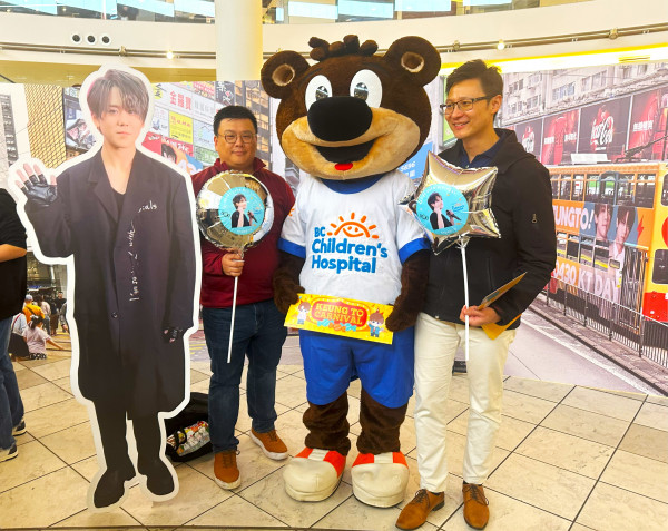 卑詩兒童醫院基金會吉祥物「Sunny Bear」與基金會代表合照。星島記者王弘樹攝