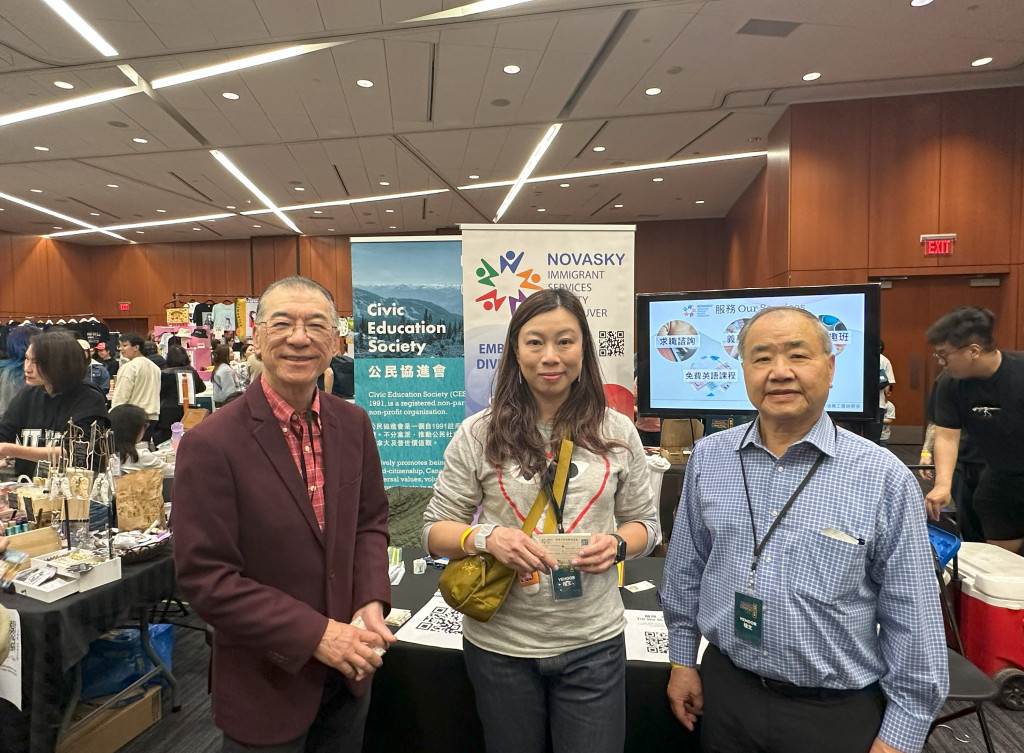 董達成(左一)希望幫助更多港人融入加拿大社會。星島記者王弘樹攝