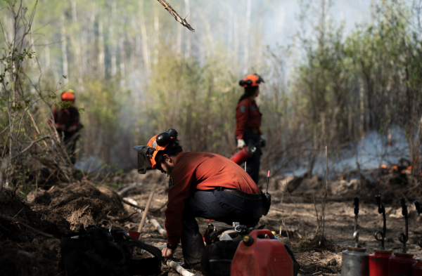 工作人員在火場撲滅山火。