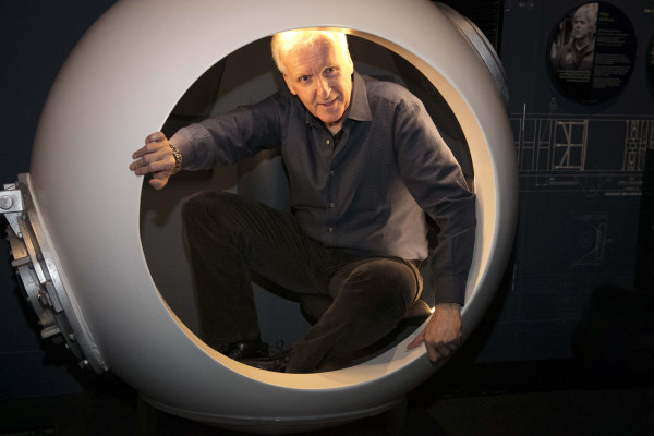 占士金馬倫與他往深海使用的儀器合照。