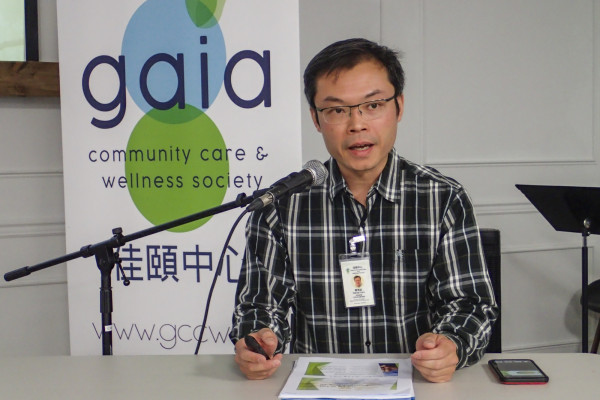 嚴偉能促請政府增撥更多資源，推動各種防跌項目。星島記者夏鎮權攝 