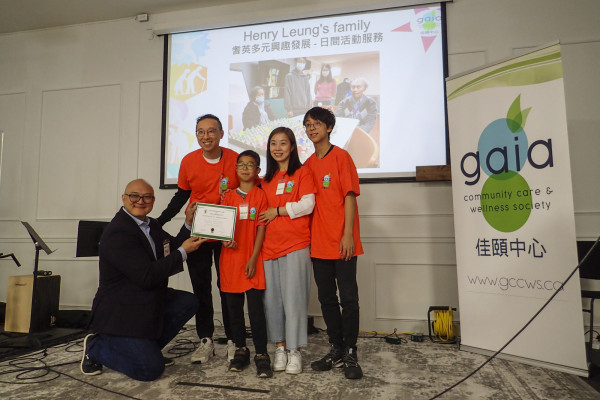 Gaia3 姚君憲（左）逐一向義工Henry Leung一家人頒發感謝狀。星島記者夏鎮權攝