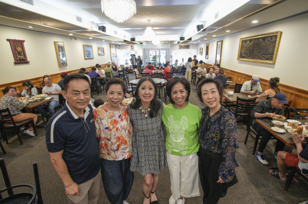 李佩珍(中)、Choice Communication負責 人Helen Yu(右一)以及三位金邊小館東主:(左起)Tony Chang, Helen Huynh和 Solange Huynh。