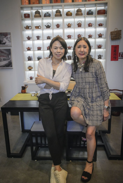 李佩珍和妙品馨茶莊老闆 張曉莊。