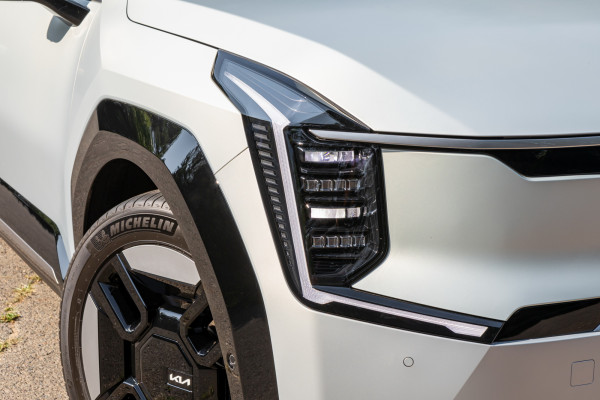 車頭的燈組採用垂直式設計,以像素式LED燈組成。