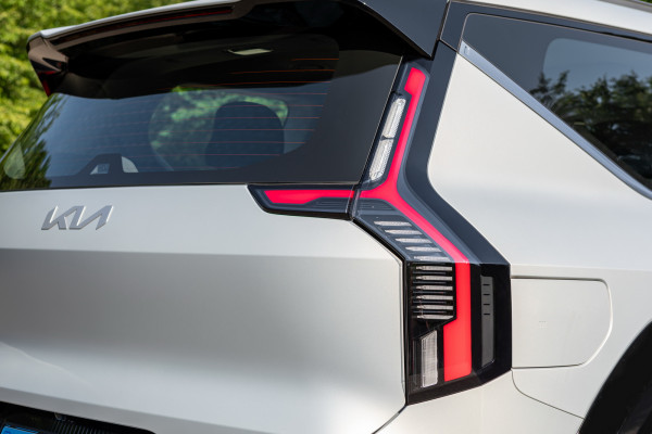 車尾燈組簡約利落,富有科幻感。