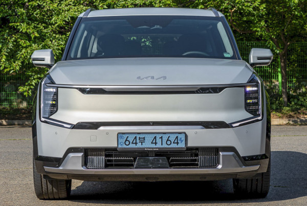 車頭的燈組採用垂直式設計,以像素式LED燈組成。