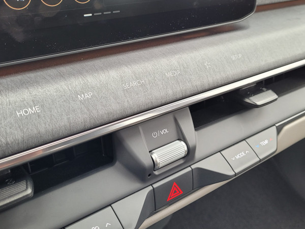 屏幕下可調校溫度及風口對向位置,操作簡單又直接。