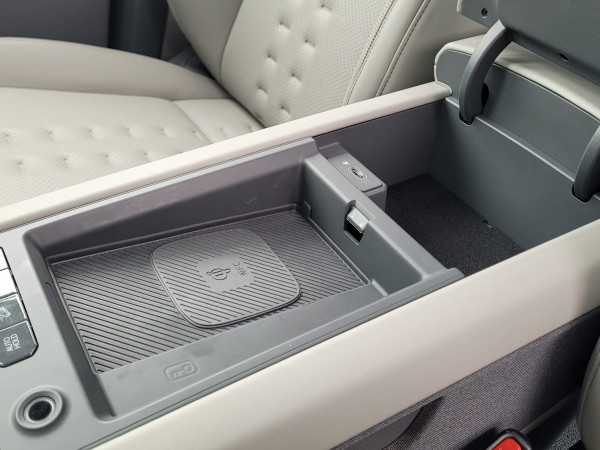 車廂中央儲物位置的NFC無線手機充電裝置。