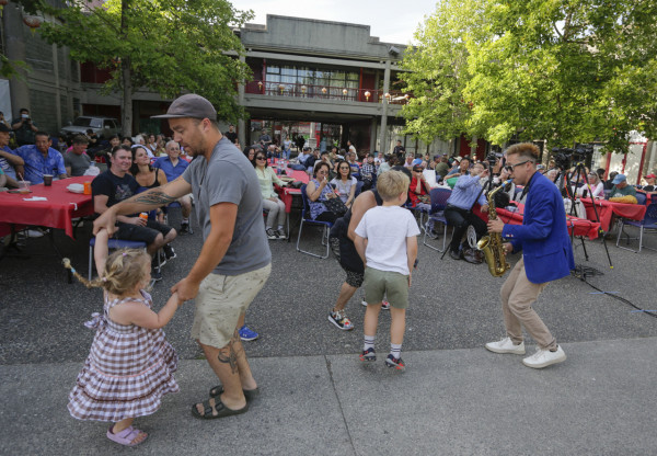 市民隨著音樂起舞。星島記者夏鎮權攝