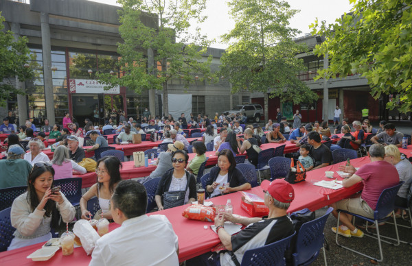 市民帶來從華埠的餐廳購買的食物到來欣賞演唱會。星島記者夏鎮權攝