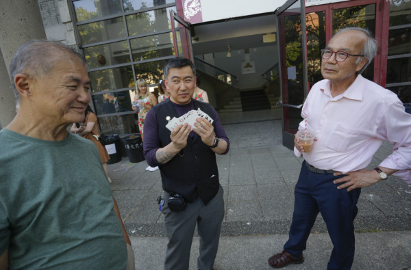 郭英華(左)與周炯華(右)觀看街頭魔術表演。星島記者夏鎮權攝