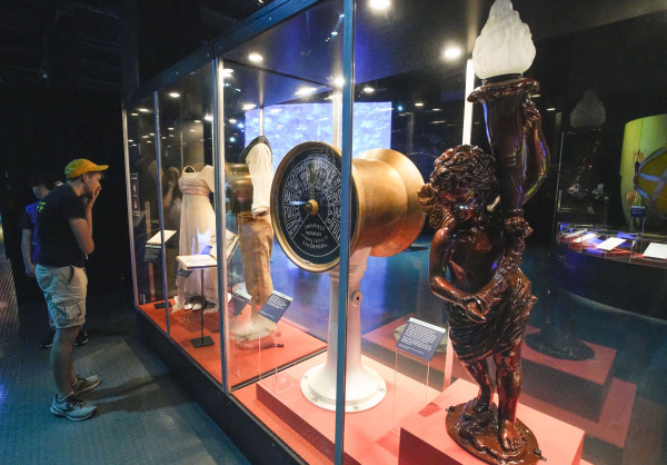 展覽展出《鐵達尼號》電影拍攝用的服飾和道具。星島記者夏鎮權攝