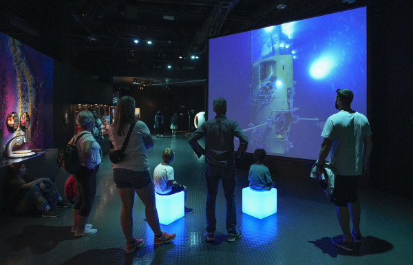 市民透過影片觀看“深海挑戰者號”進入海底深處。星島記者夏鎮權攝