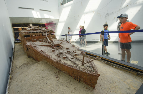 市民觀看鐵達尼號殘骸模型。星島記者夏鎮權攝