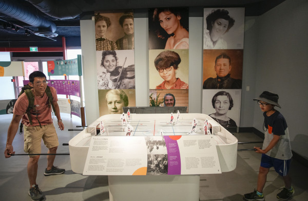 透過冰球遊戲,市民認識不同時期的傑出加拿大女性冰球員。星島記者夏鎮權攝