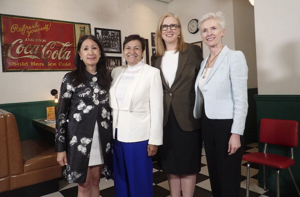 （左起）李佩珍、溫哥華快樂山（Vancouver-Mount Pleasant）省議員彤菲麗（Joan Phillip）、貝雅麗及法穆拉克在會後合照。星島記者夏鎮權攝