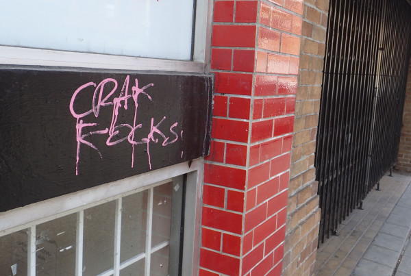 華埠店鋪常被人塗鴉破壞。星島記者夏鎮權攝