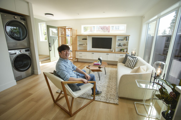 Adrian對於即將搬入後巷屋新居,表示非常興奮。星島記者夏鎮權攝