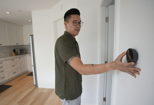 Kenny表示Adrain的新居設有智能家居系統,可以使用手機程式控家電和室內溫度。星島記者夏鎮權攝