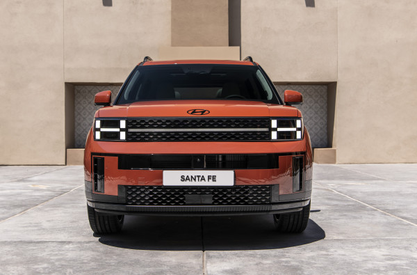 車頭燈亮起呈現大型的 “H”字設計，其靈感來自Hyundai的第一個英文字。