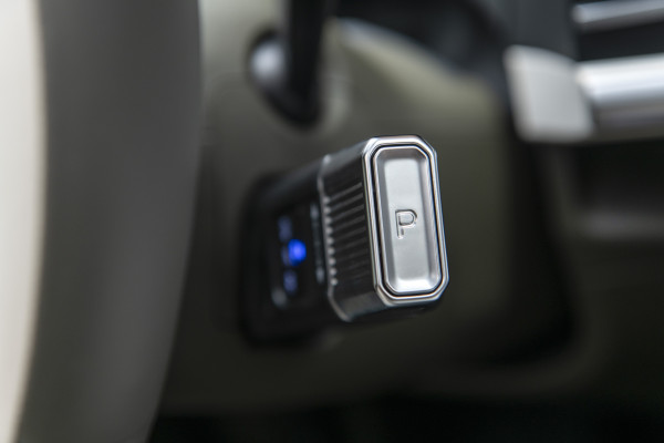 新一代的波桿位置設置在方向盤右後方。