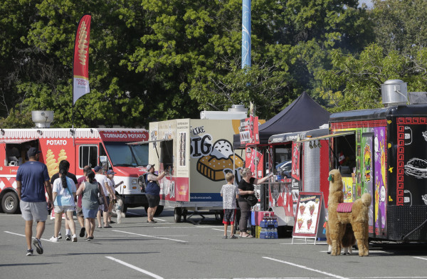 美食餐車排在一起,方便市民選購美食。星島記者夏鎮權攝