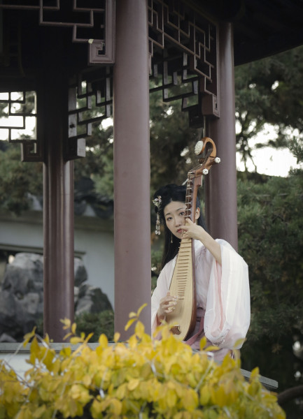一位表演者穿試漢服演奏中樂,為公園增添節日氣氛。星島記者夏鎮權攝