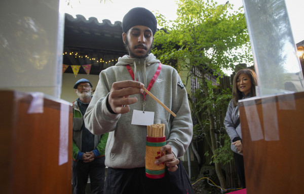 市民參與求簽活動,順道認識中國習俗。星島記者夏鎮權攝