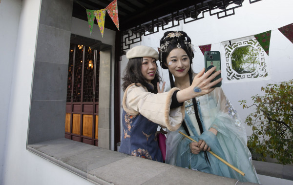 穿試漢服的少女,吸引市民與她合照。星島記者夏鎮權攝