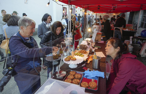 現場設有多個美食攤位,市民可品嚐各種美食。星島記者夏鎮權攝