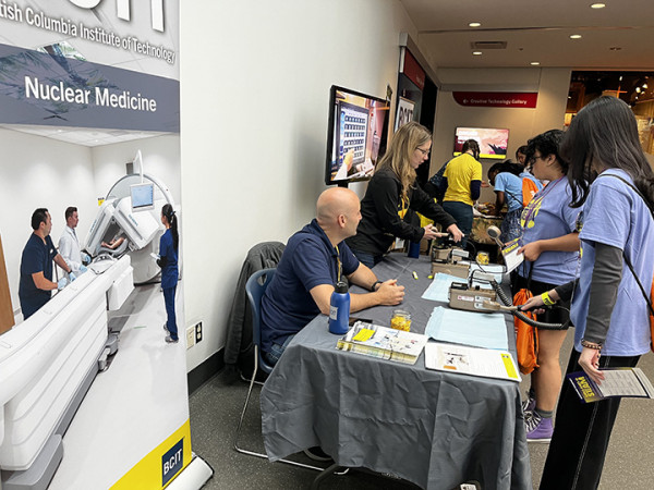 女生們到攤位觀看各種與科技有關的資訊。