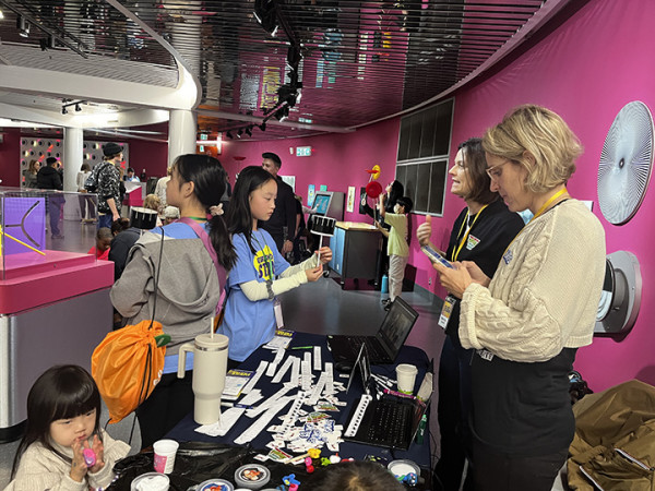 女生們一起參加活動,學習STEAM知識。