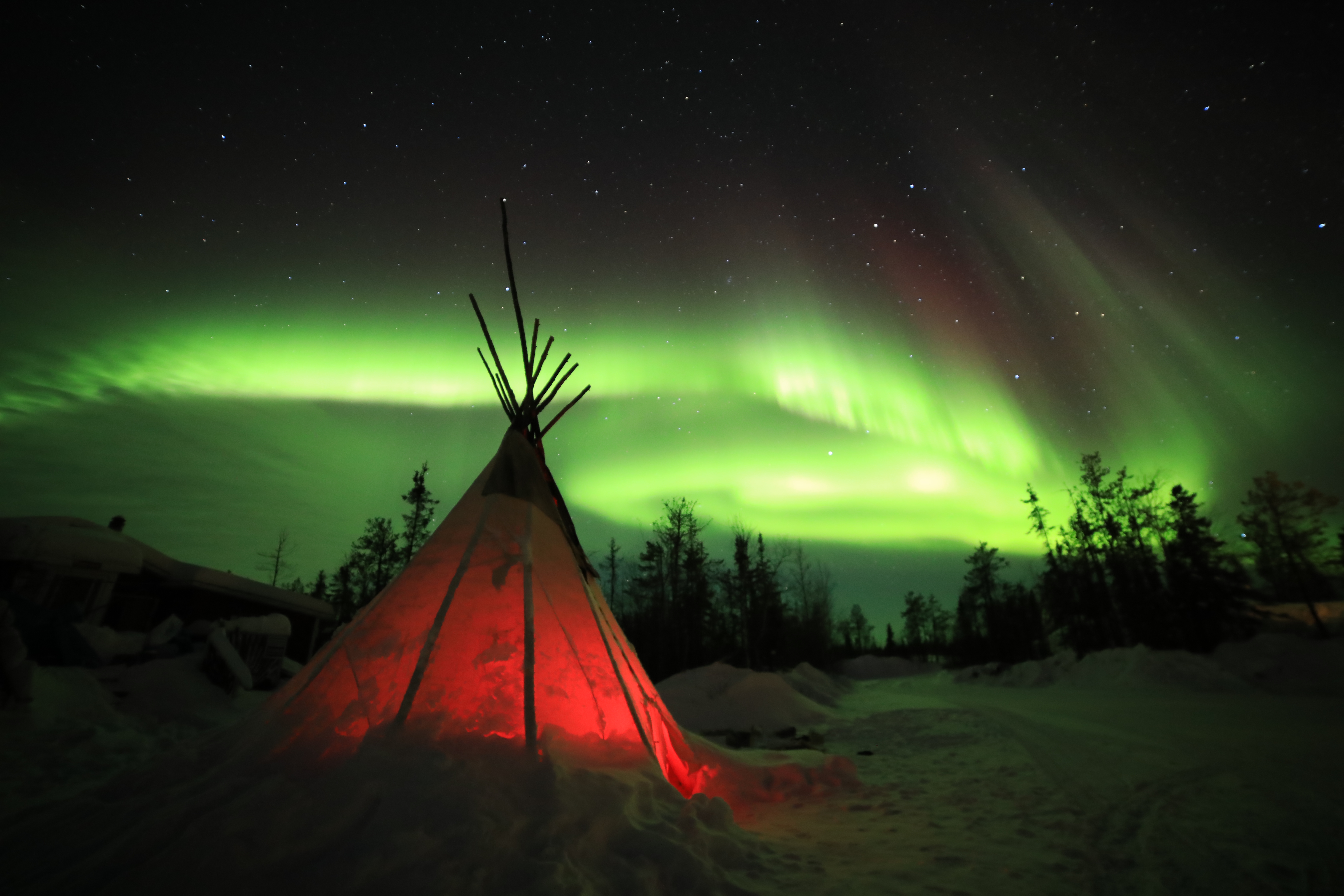 冬季晚上氣溫則極為寒冷，介於攝氏零下二十至零下四十度之間，建議租用防寒裝備。